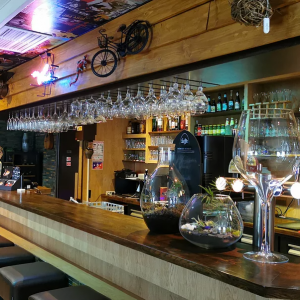 Bar décorés d'une multitude de coupes bien installées avec déco rustique
